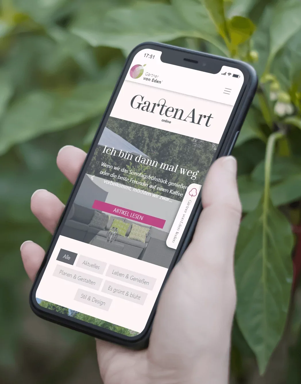 Smartphone mit der Website von OCHSENFARTH Gärtner von Eden vor grünem Hintergrund