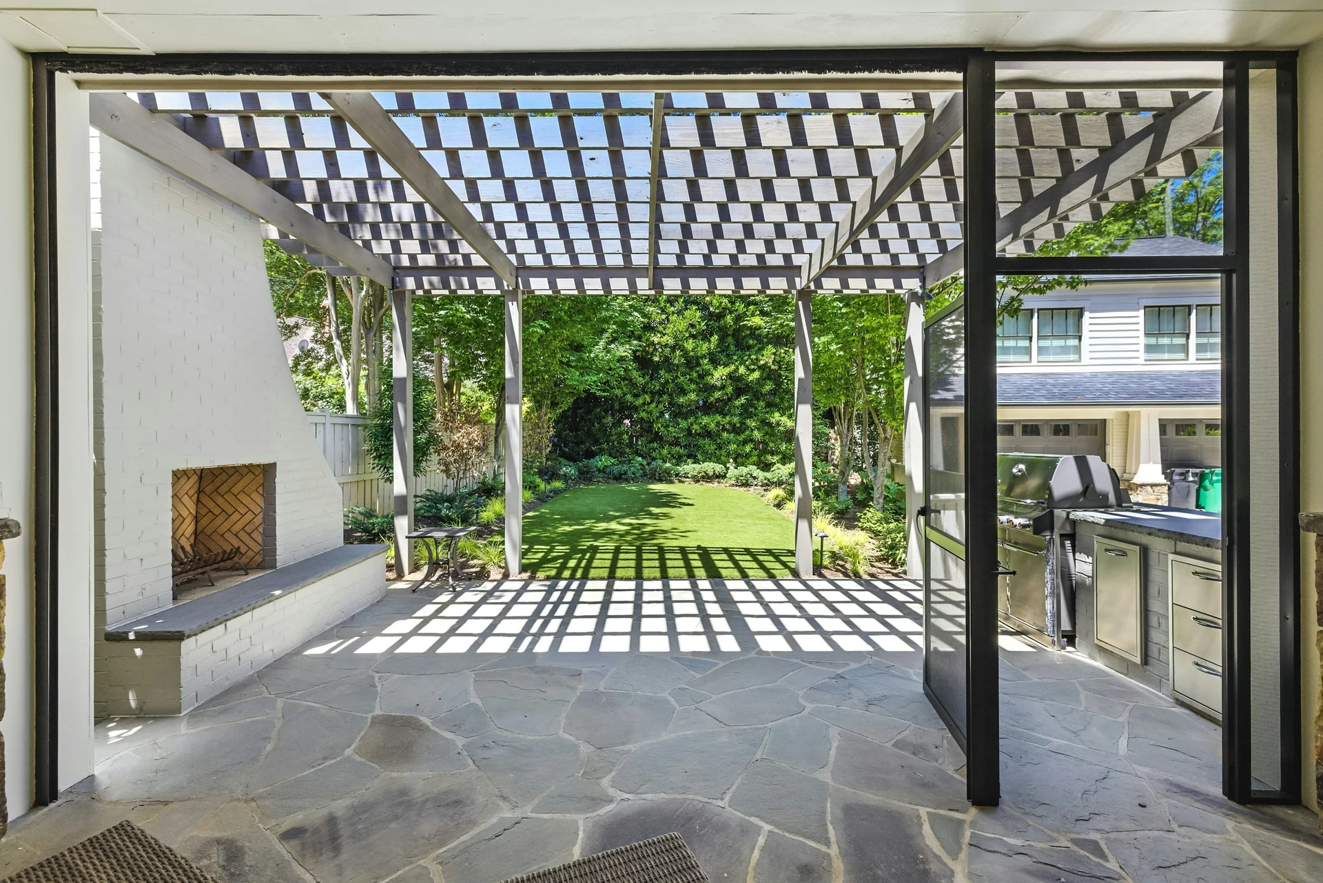 Überdachte Terrasse mit Pergola, Kamin und Außenküche