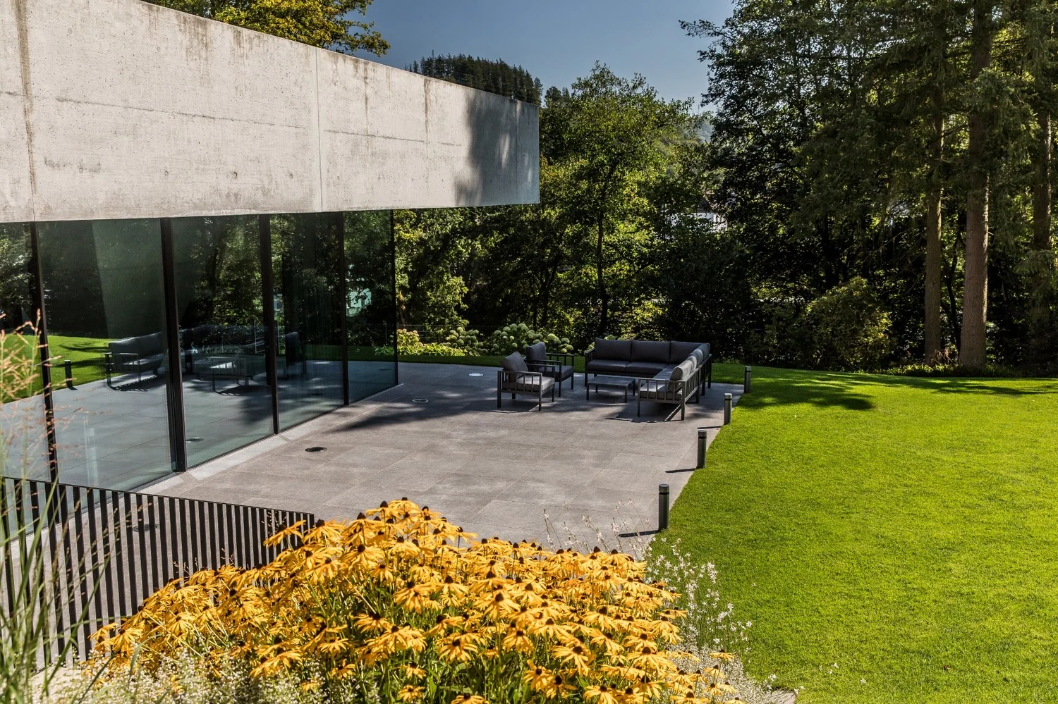 Moderne Terrasse an einem Haus mit großen Glasflächen