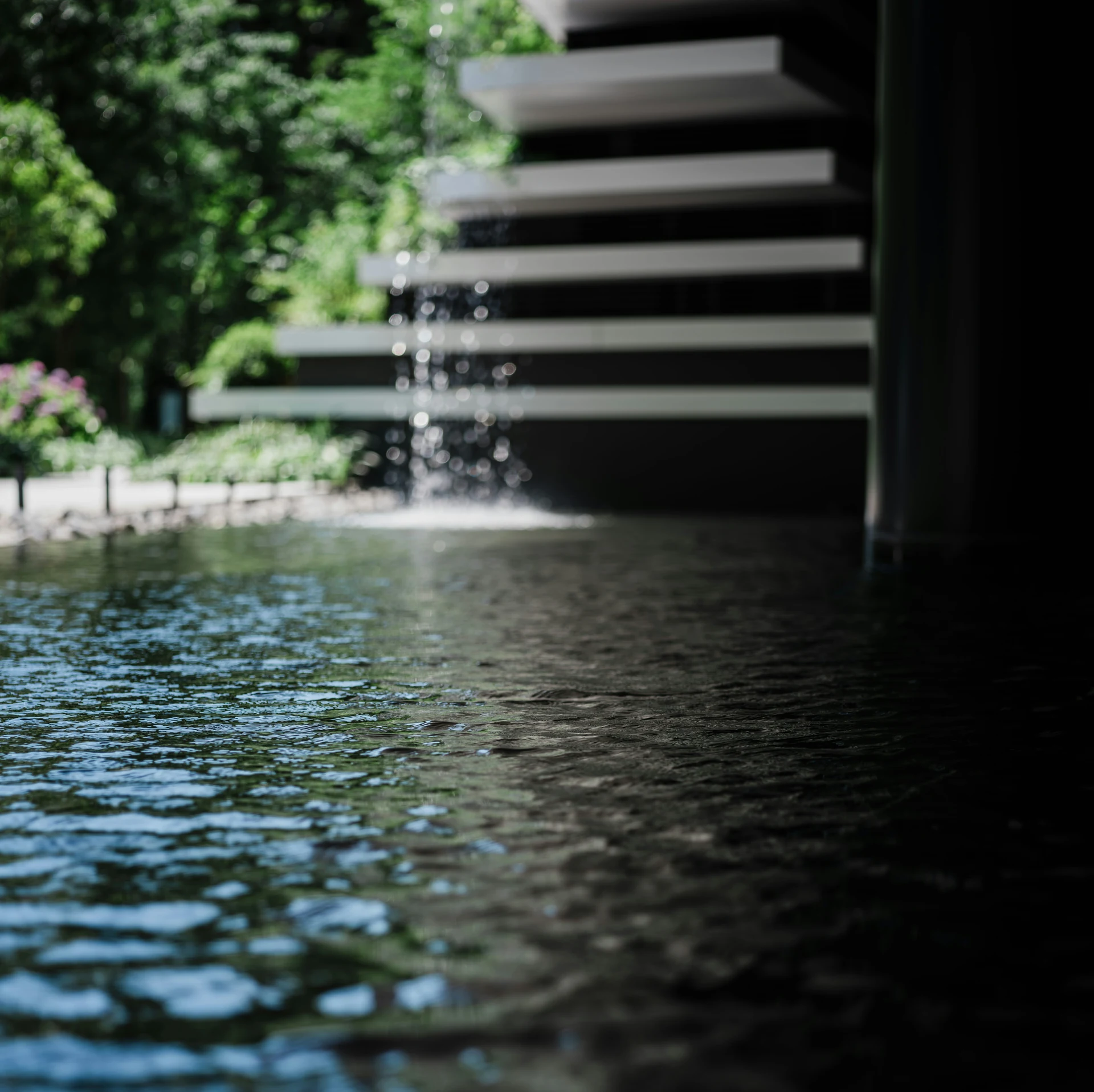 Architektonisches Wasserspiel mit gestuften Überläufen und Wasserbecken